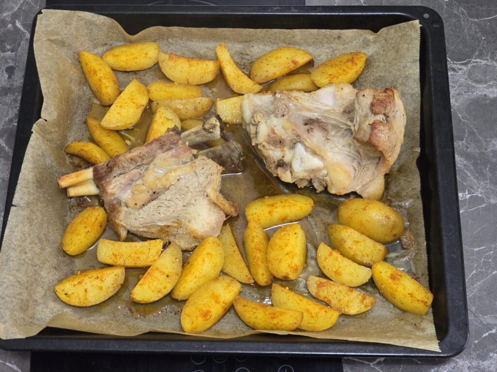 potatoes and veal in the baking tray