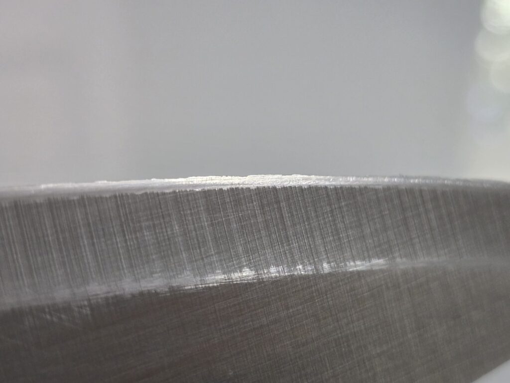knife edge with microdamage